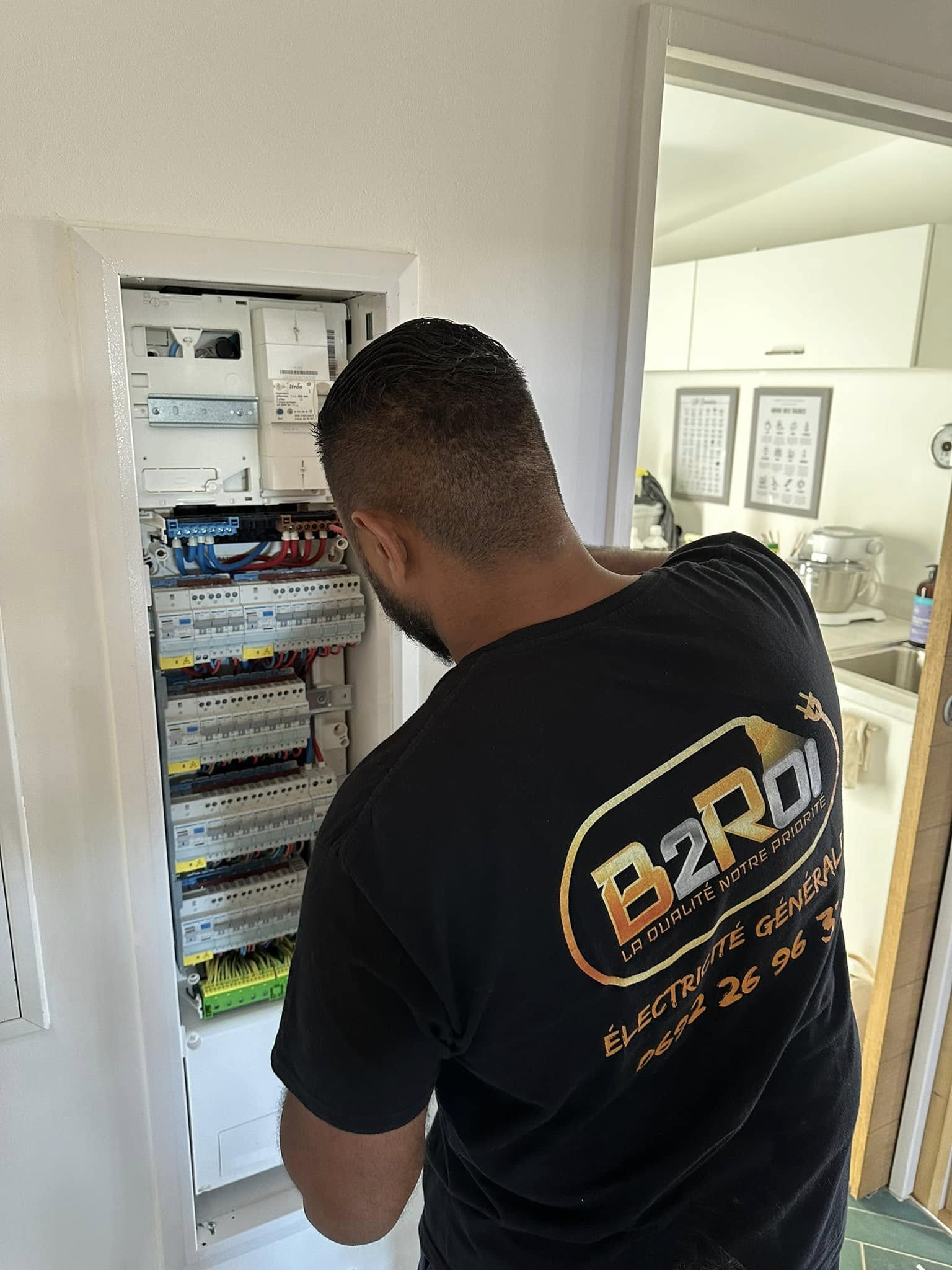 Électricien B2R OI en intervention à La Réunion